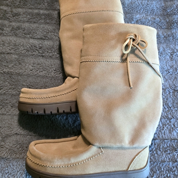 Manitobah Mukluks Shoes - Manitobah Tan Suede Women's Boots (Size 7, Fits Narrow)